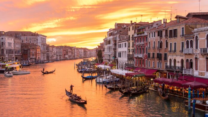 Visitatori tra le calli di Venezia durante una giornata di forte affluenza