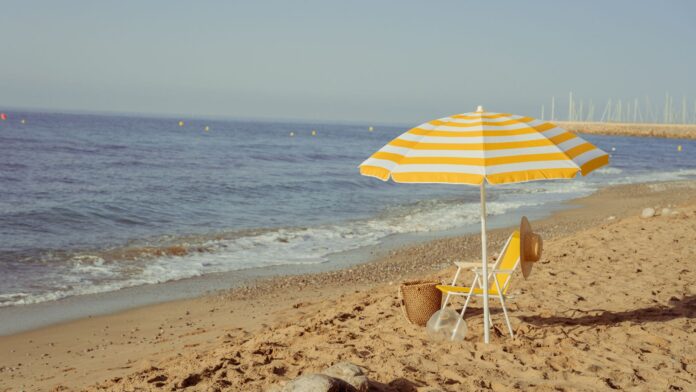 Spiaggia italiana con stabilimenti balneari interessati dalle future gare per le concessioni