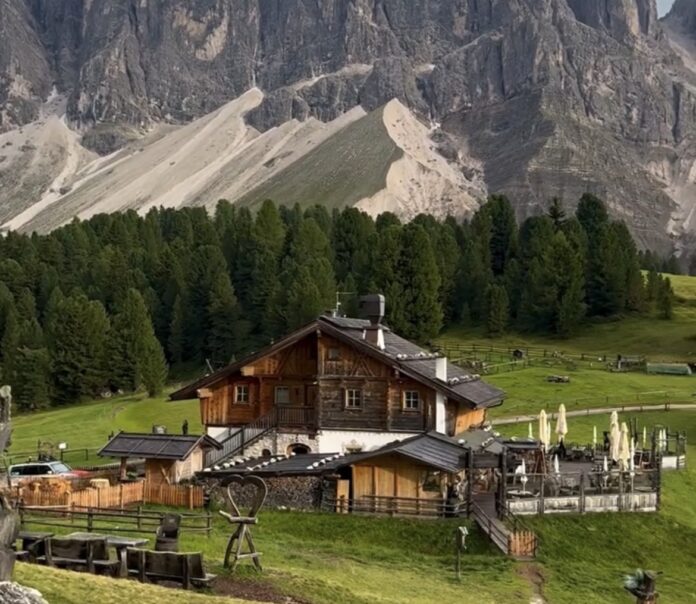 Rifugio nelle Dolomiti interessato dalla crescita del turismo in alta montagna
