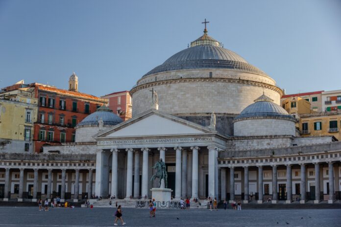 Turisti in visita in una città d’arte italiana, simbolo del turismo culturale in Italia