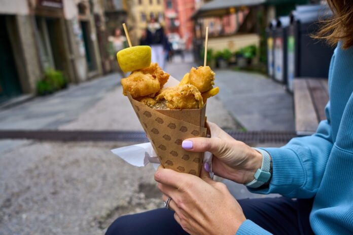 Food truck con turisti durante un evento dedicato allo street food