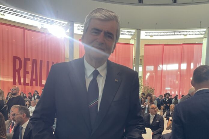 Il ministro Gianmarco Mazzi durante l’incontro sul turismo dei borghi al TTG di Rimini 2026
