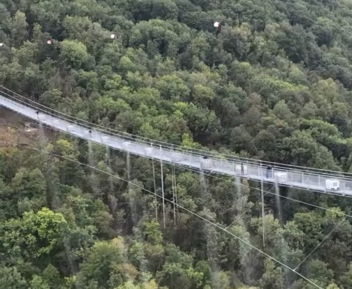 Il Ponte dei Minatori sospeso tra Tremenico e Lentrèe in Valvarrone