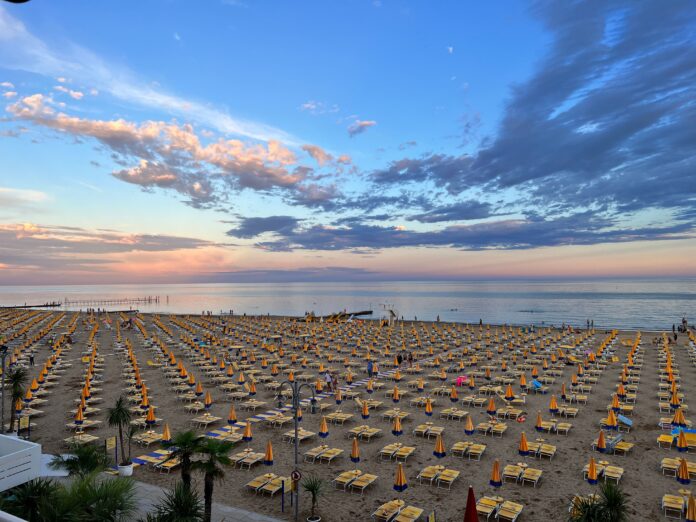 Spiaggia di Riccione con ombrelloni sul tratto di arenile interessato dalle gare per le concessioni balneari